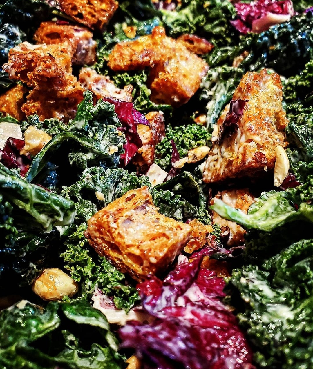 Kale, radicchio, hazelnuts and croutons covered in ceasar salad dressing